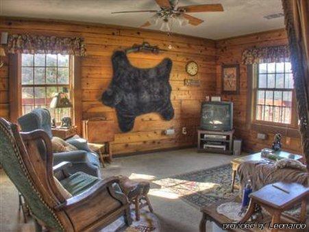 The Log House Lodge Three Rivers Room photo